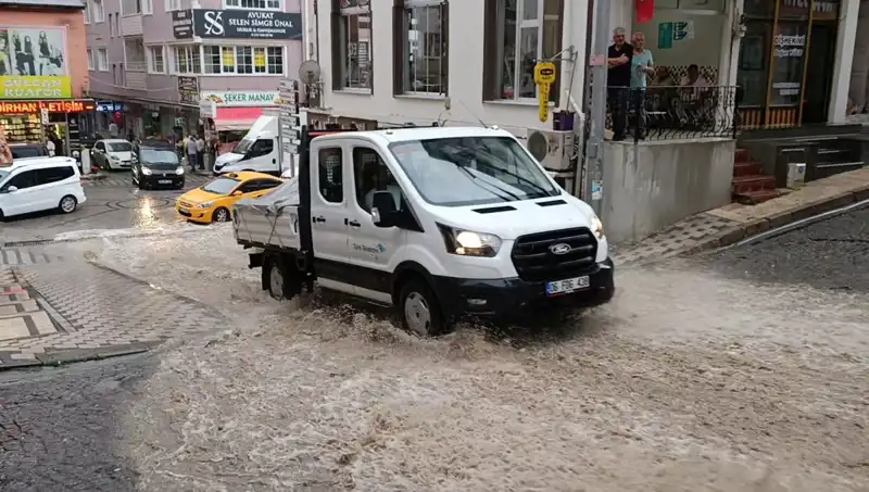Şiddetli Sağanak: Yalnızca 10 Dakikada Şehrin Sokaklarını Su Bastı