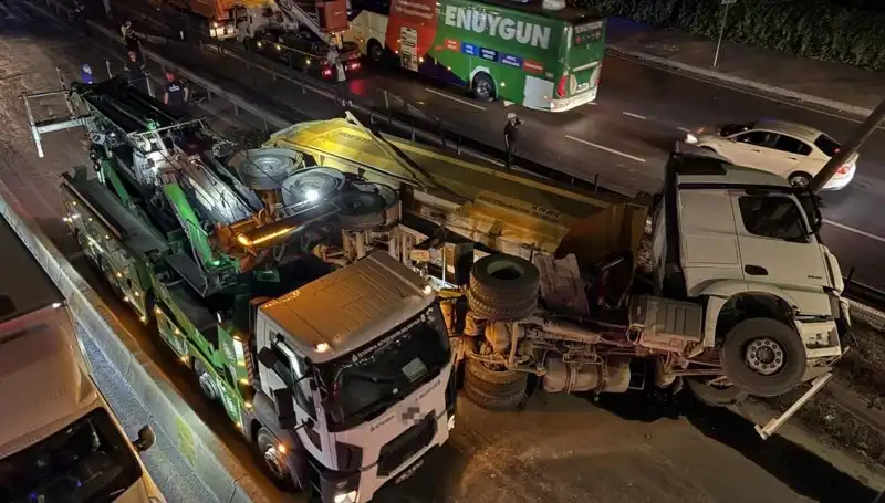 Moloz Yüklü Hafriyat Kamyonu Devrildi: Büyük Kaza Hava Trafiğini de Etkiledi
