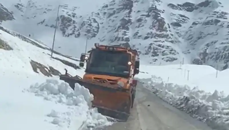 Kar Engeli Altındaki Geçiş Yolu Nihayet Yeniden Hizmete Açıldı