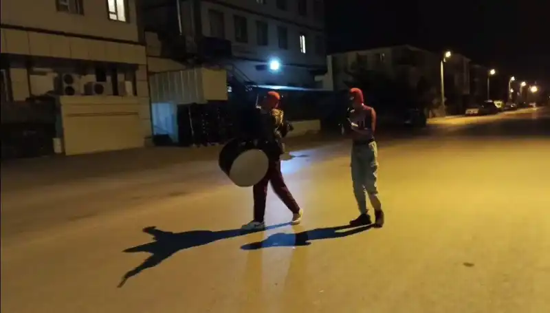 Erzincan Sokaklarında Sahur Keyfi: "Örümcek Adamlar" Davul Zurna ile Eğlenceyi Zirveye Çıkardı